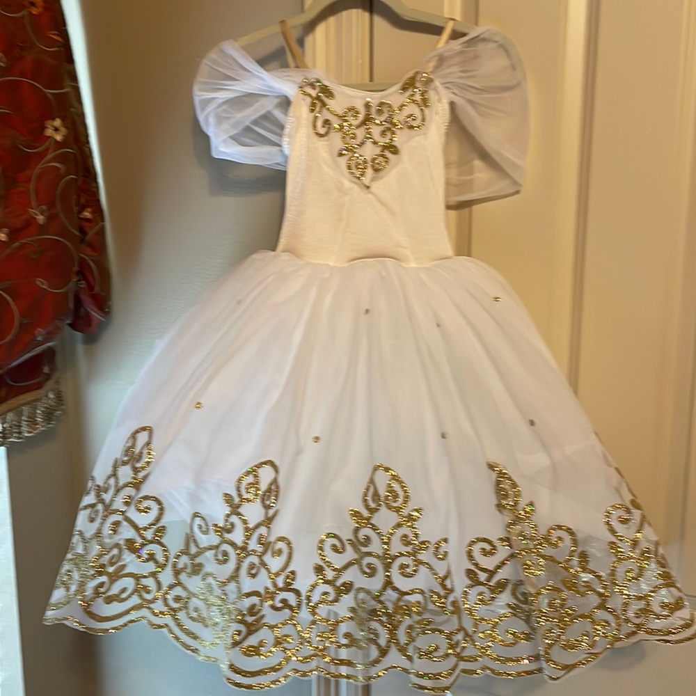 Costume gathering medium white ballet